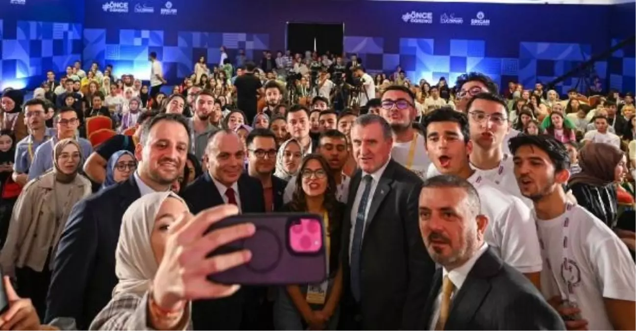 Bakan Bak, üniversite tercihi yapacak öğrencilerle buluştu