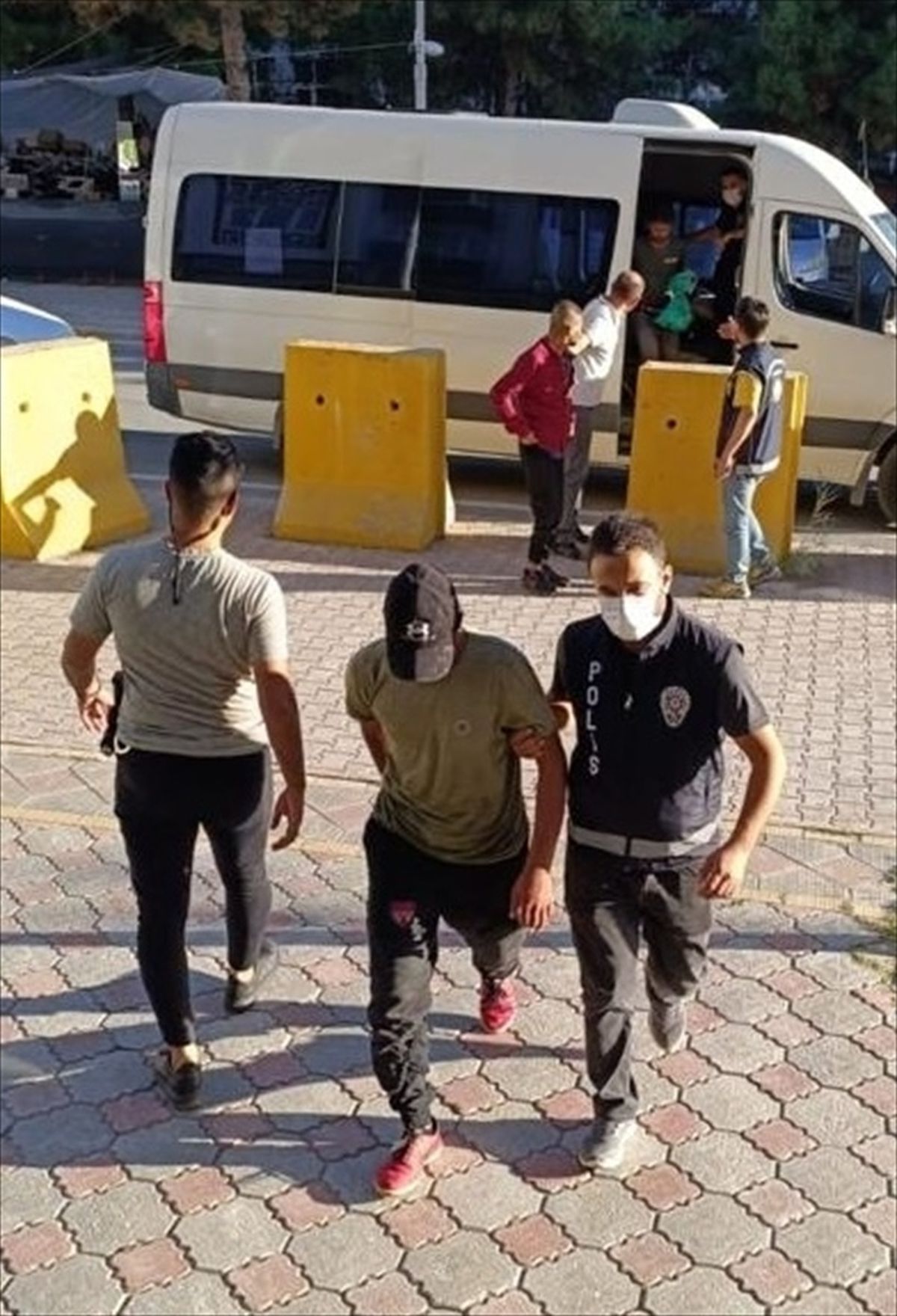 Malatya'da 34 düzensiz göçmen yakalandı, 2 şüpheli tutuklandı
