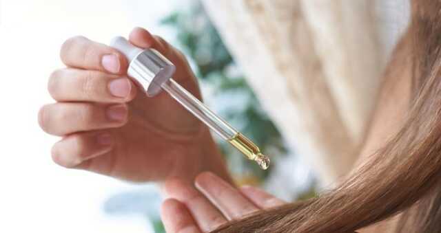 Saçını her gün düzleştiren kadınların baş belası! 4 adımda saç kırıklarını onarma formülü Saçını her gün düzleştiren kadınların baş belası! 4 adımda saç kırıklarını onarma formülü