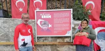 İzmirli Bisikletçi Şehit Eren Bülbül'ün Anısına Türk Bayrağı Takdim Etti