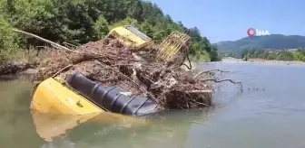 Sele kapılan iş makinasının enkazı günler sonra çıkarıldı