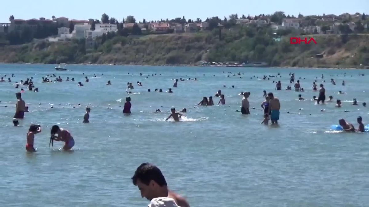 Silivri'de Vatandaşlar Kumluk Plajı'nda Serinledi