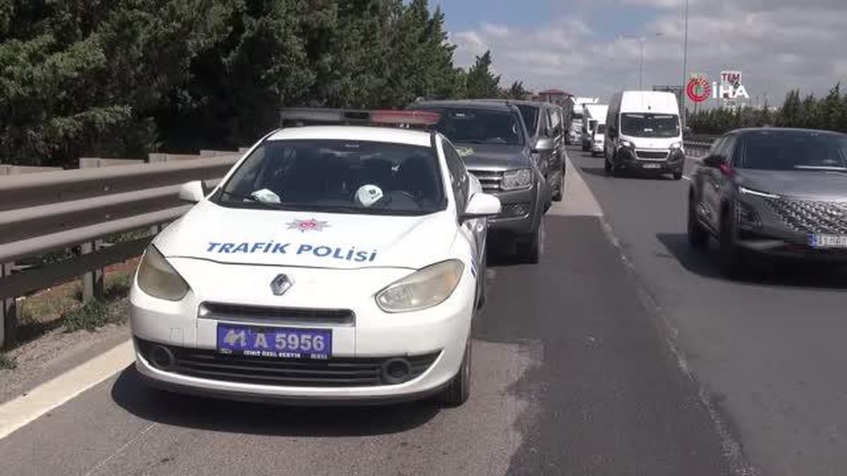 TEM'de film gibi kovalamaca: Sürücü ormanlık alana kaçtı, otomobilden yüklü miktarda uyuşturucu çıktı