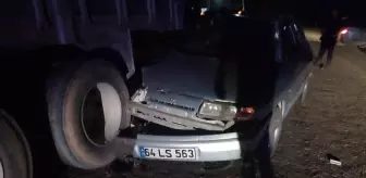 Uşak'ta Otomobilin Park Halindeki Kamyona Çarptığı Kazada 3 Kişi Yaralandı