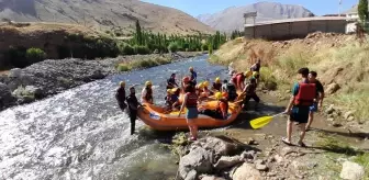 Van'ın Bahçesaray ilçesinde doğaseverler rafting heyecanı yaşadı