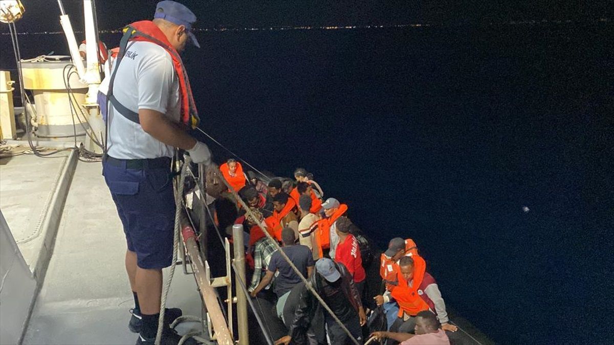 Ayvalık açıklarında Midilli'ye geçmeye çalışan 32 düzensiz göçmen yakalandı