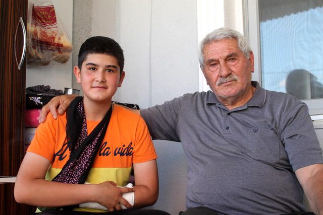 Bayburt'ta köpeklerin saldırısından kaçan çocuğa araba çarptı