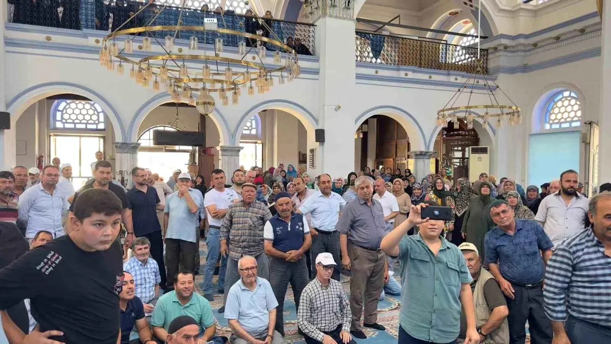 Burhaniye'de düzenlenen 5. Umre Hayrı'nda iki kişi ücretsiz umre kazandı