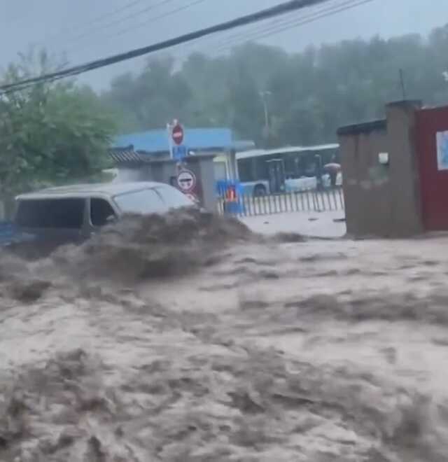Çin'de kasırga ve sağanak yağış hayatı felç etti: 11 ölü, 27 kayıp var