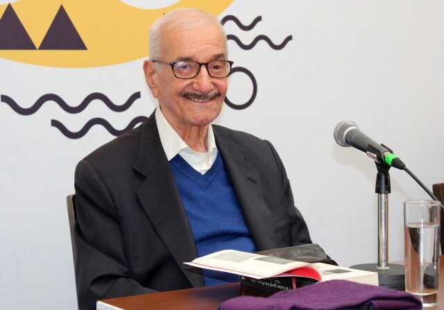 Guinness Rekorlar Kitabı'na adını yazdıran ünlü senarist Safa Önal son yolculuğuna uğurlanıyor Guinness Rekorlar Kitabı'na adını yazdıran ünlü senarist Safa Önal son yolculuğuna uğurlanıyor