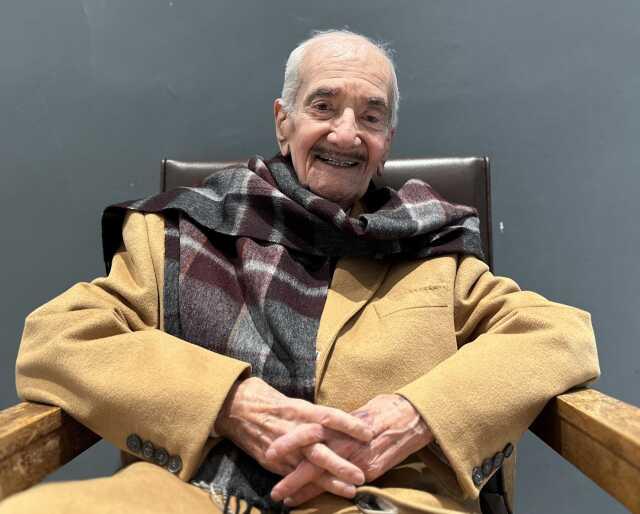 Guinness Rekorlar Kitabı'na adını yazdıran ünlü senarist Safa Önal son yolculuğuna uğurlanıyor Guinness Rekorlar Kitabı'na adını yazdıran ünlü senarist Safa Önal son yolculuğuna uğurlanıyor