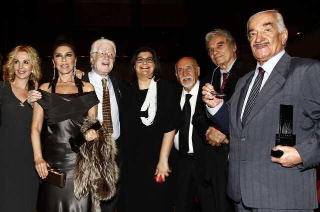 Guinness Rekorlar Kitabı'na adını yazdıran ünlü senarist Safa Önal son yolculuğuna uğurlanıyor Guinness Rekorlar Kitabı'na adını yazdıran ünlü senarist Safa Önal son yolculuğuna uğurlanıyor