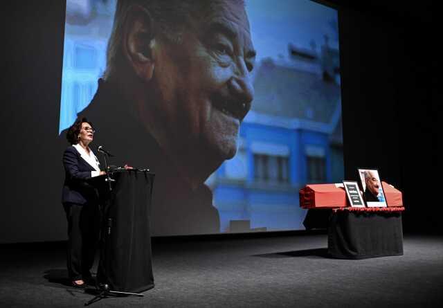 Guinness Rekorlar Kitabı'na adını yazdıran ünlü senarist Safa Önal son yolculuğuna uğurlanıyor Guinness Rekorlar Kitabı'na adını yazdıran ünlü senarist Safa Önal son yolculuğuna uğurlanıyor