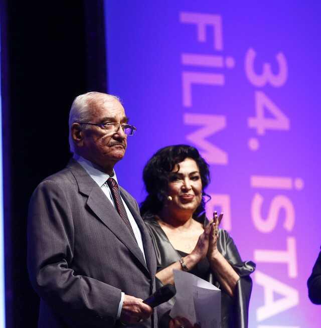 Guinness Rekorlar Kitabı'na adını yazdıran ünlü senarist Safa Önal son yolculuğuna uğurlanıyor Guinness Rekorlar Kitabı'na adını yazdıran ünlü senarist Safa Önal son yolculuğuna uğurlanıyor