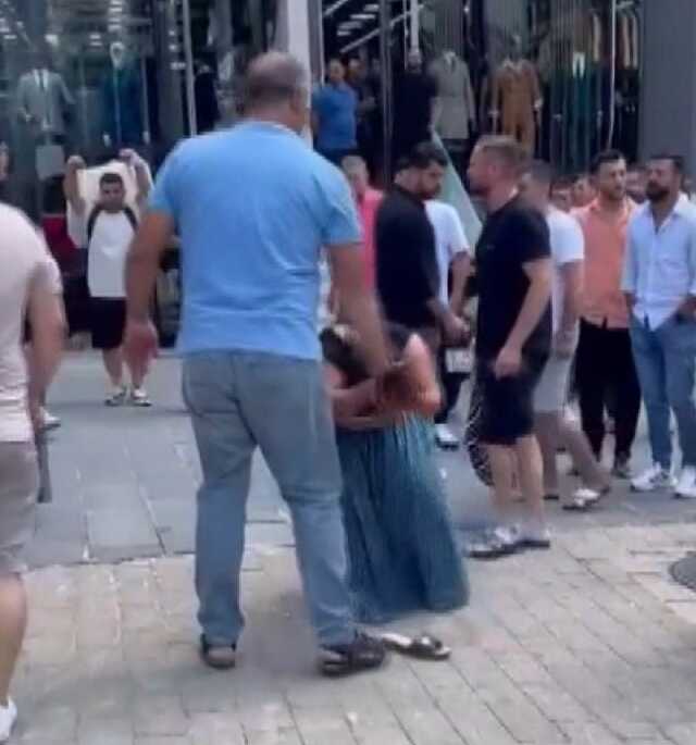 GÜNGÖREN'de İş Yeri Sahibi Hırsızlık Yaptığını İddia Ettiği Kadını Sokak Ortasında Darbetti