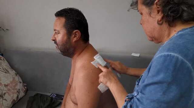 Kafede arkadaşlarıyla çay içen adama yorgun mermi isabet etti! O anlar kamerada Kafede arkadaşlarıyla çay içen adama yorgun mermi isabet etti! O anlar kamerada