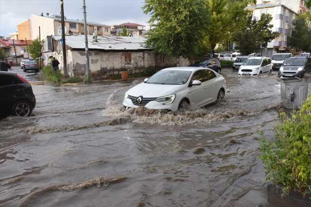 Kars'ta sağanak ve dolu nedeniyle ev ve iş yerlerini su bastı