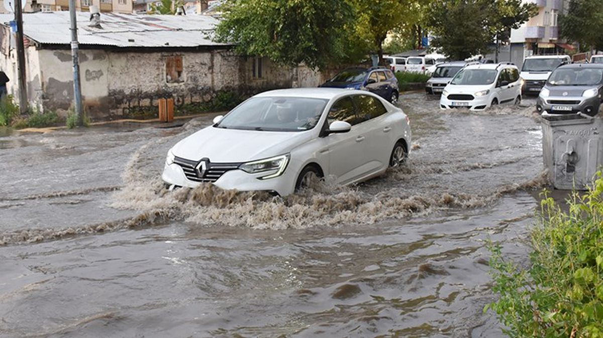 Kars'ta sağanak ve dolu nedeniyle ev ve iş yerlerini su bastı