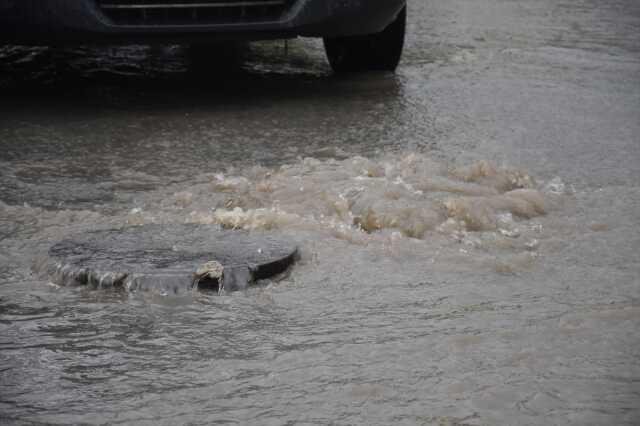 Kars'ta sağanak ve dolu nedeniyle ev ve iş yerlerini su bastı