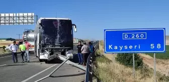 Kayseri'de otobüs-kamyonet çarpışması: 3 yaralı