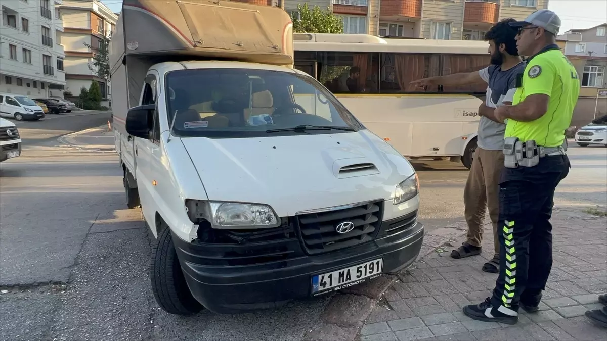 Kocaeli'de Pikapın Çarptığı Yaya Hastaneye Kaldırıldı