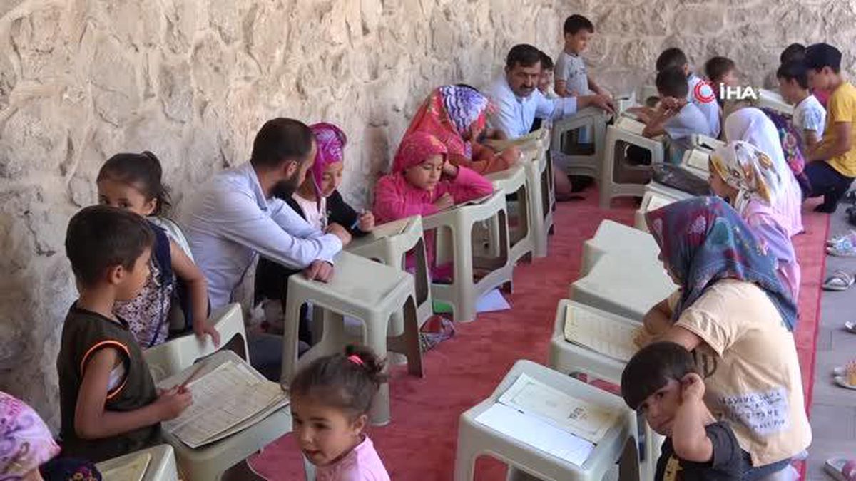 Minikler yaz Kur'an kursunda hat sanatını öğreniyor