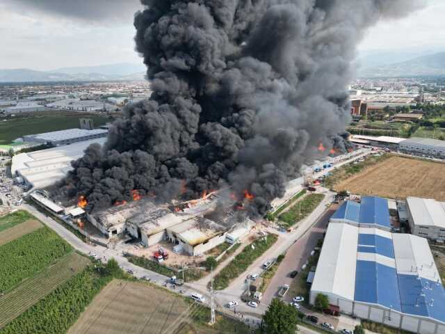 Son Dakika: Bursa'nın İnegöl ilçesinde fabrika yangını! Alevler çevredeki 3 fabrikaya daha sıçradı, dumandan etkilenenler var