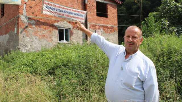 59 yaşındaki 9 çocuklu adam evlenmek için pankart astı! Şartları olaydan daha ilginç 59 yaşındaki 9 çocuklu adam evlenmek için pankart astı! Şartları olaydan daha ilginç