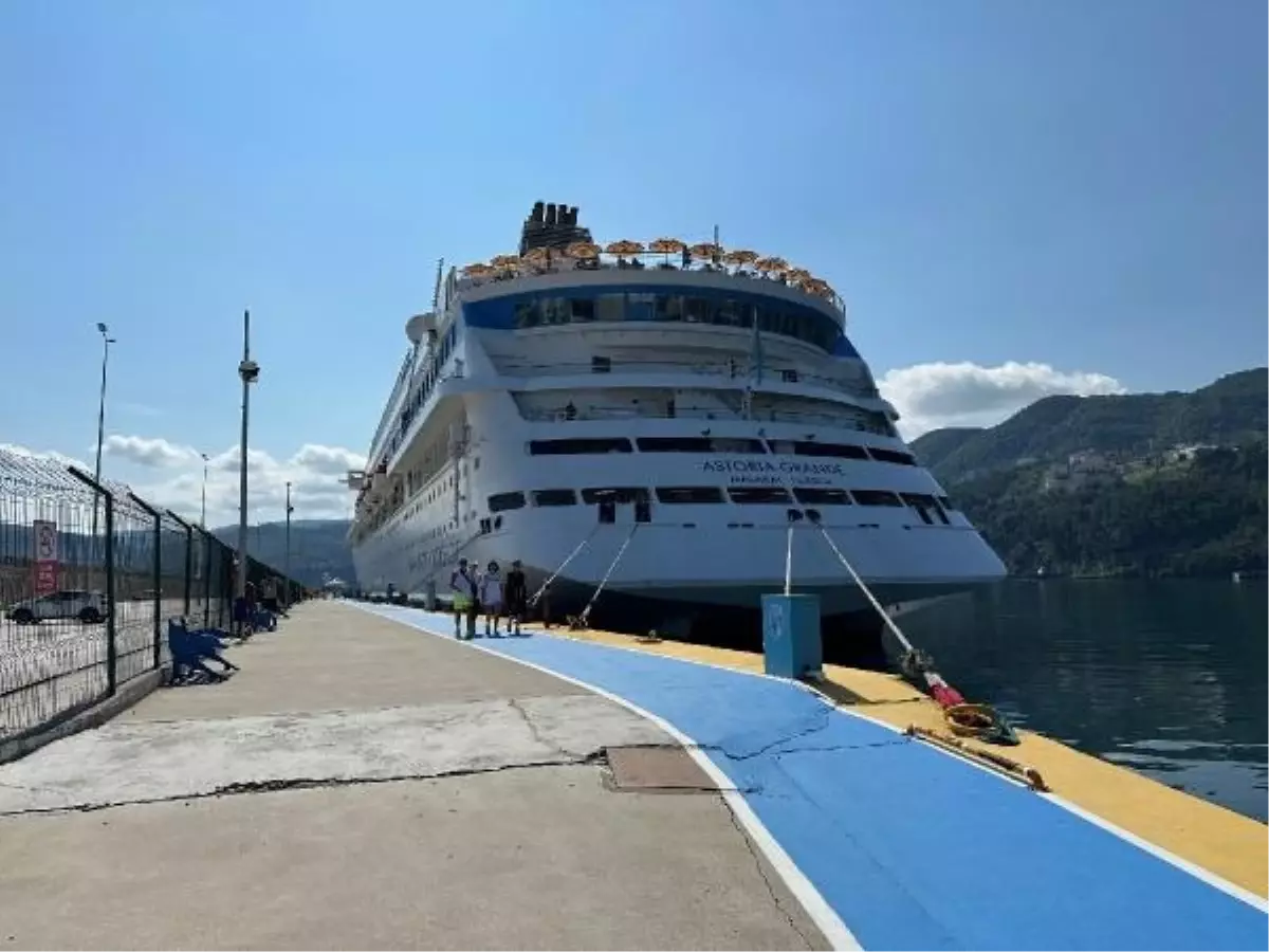 Amasra'ya gelen 922 Rus turist davul-zurna ile karşılandı