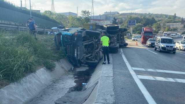Devrilen tırın altında kalan sürücünün öldüğü kaza kamerada Devrilen tırın altında kalan sürücünün öldüğü kaza kamerada