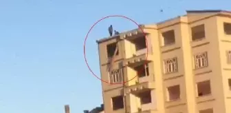 Depremde hasar gören apartmanın çatısında tehlikeli malzeme indirme