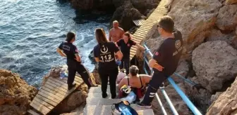 Falezlerde Denize İnmek İsterken Kayalığa Düşen Rus Kadın Kurtarıldı
