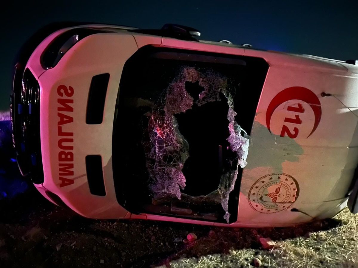 Elbistan'da Ambulans Devrildi: 5 Kişi Yaralandı