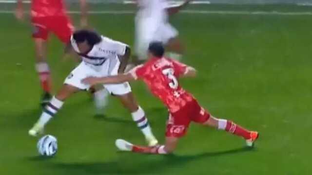 Marcelo, Luciano Sanchez'in bacağını kırdıktan sonra sahayı ağlayarak terk etti Marcelo, Luciano Sanchez'in bacağını kırdıktan sonra sahayı ağlayarak terk etti