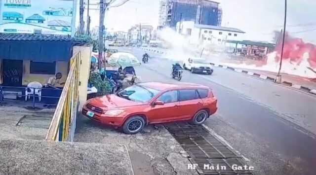 Nijerya'da eğitim uçağı trafiğin yoğun olduğu caddeye. Alev topuna dönen uçakta bulunan iki kişi sağ kurtuldu Nijerya'da eğitim uçağı trafiğin yoğun olduğu caddeye. Alev topuna dönen uçakta bulunan iki kişi sağ kurtuldu