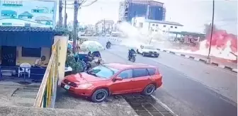 Nijerya'da eğitim uçağı trafiğin yoğun olduğu caddeye. Alev topuna dönen uçakta bulunan iki kişi sağ kurtuldu