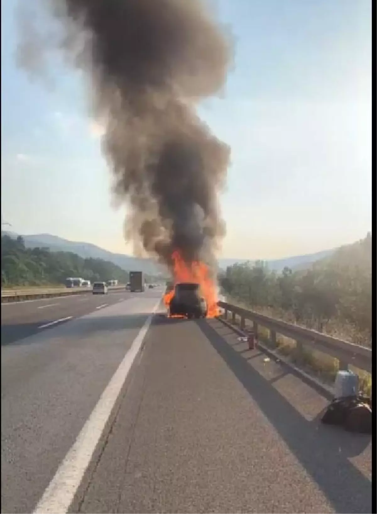 Anadolu Otoyolunda Otomobil Yanarak Kullanılamaz Hale Geldi