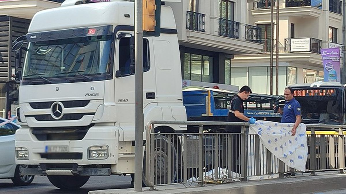 Tekerlekli sandalye ile yolun karşısına geçmek isterken tırın altında kaldı