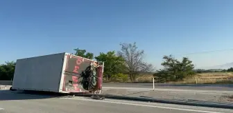 Afyonkarahisar'da kamyonun refüje devrilmesi sonucu 4 kişi yaralandı