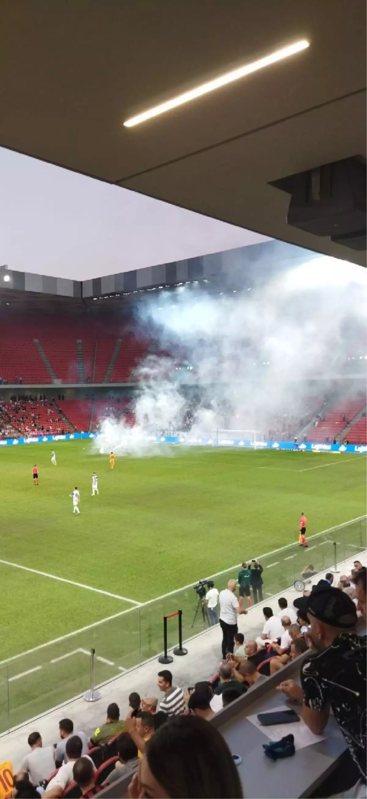 Beşiktaş - KF Tirana Maçı Meşaleler Nedeniyle Gecikmeli Başladı