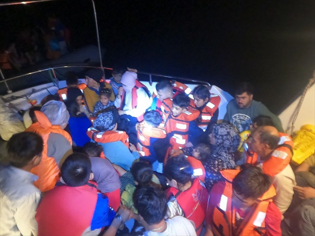 Ayvacık'ta lastik botta 57 düzensiz göçmen yakalandı