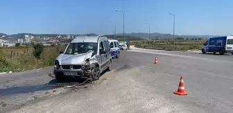Düzce'de minibüsle hafif ticari araç çarpışması: 3 yaralı