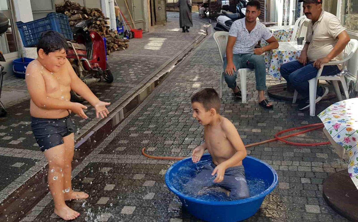 Balıkesir'de Esnafın Yaratıcı Çözümü: Sokağa Leğen Koymak
