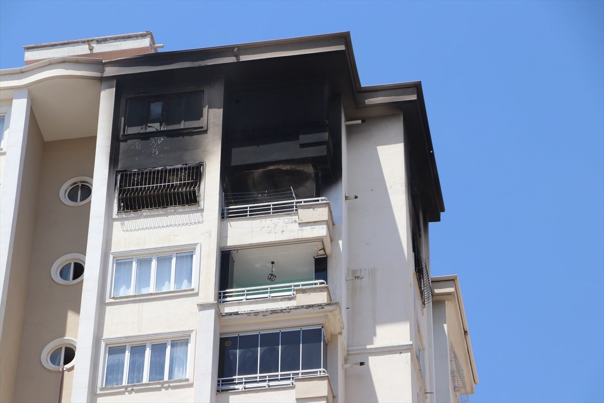 Gaziantep'te 15 Katlı Binada Çıkan Yangında 5 Kişi Dumandan Etkilendi