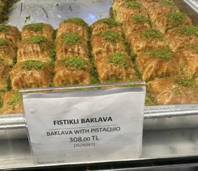 Havalimanlarında bir dilim baklavanın fiyatını duyan arkasına bakmadan kaçıyor