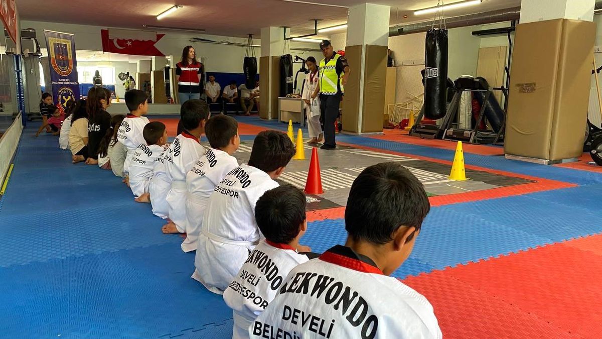 Kayseri'de Jandarma ile Geleceğe Yürüyorum Projesi kapsamında taekwondo eğitimi verildi