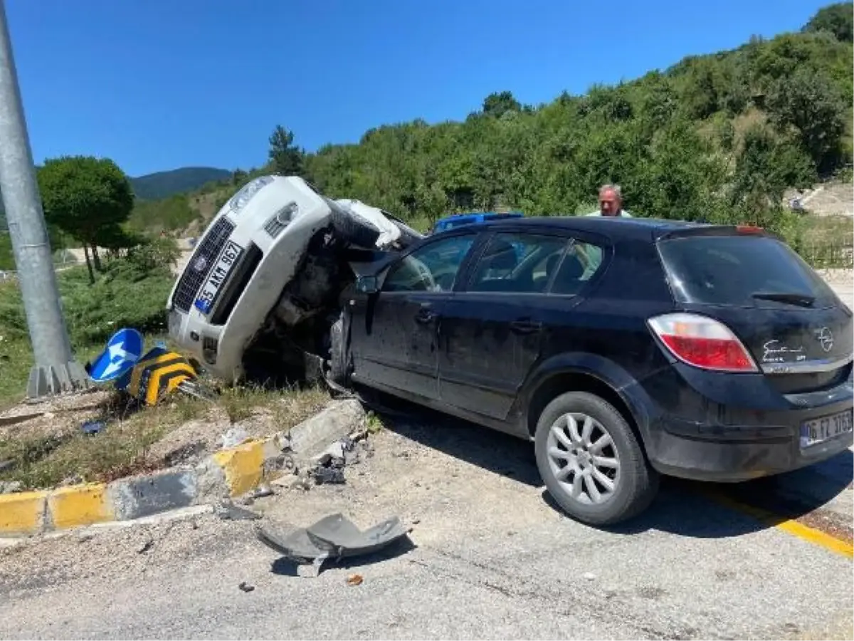Kontrolsüz kavşak kazasında 3 yaşındaki çocuk hayatını kaybetti