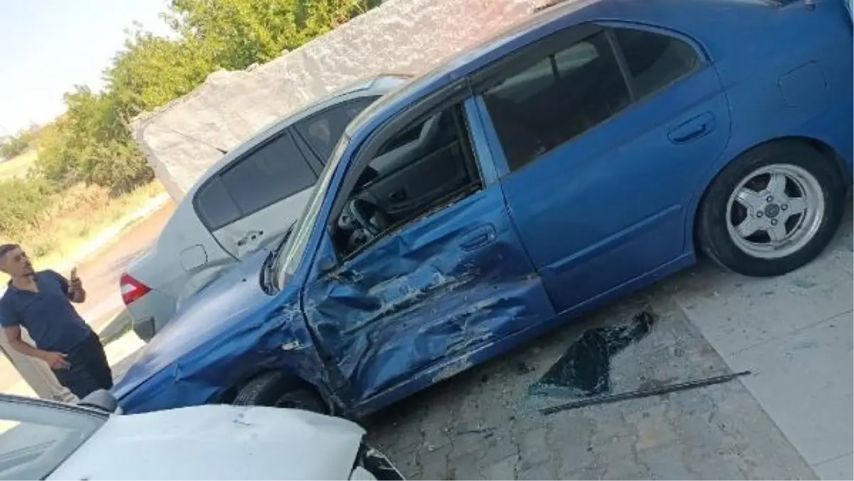 Otomobil park halindeki araca çarptı, iş yerinin camından içeri girdi