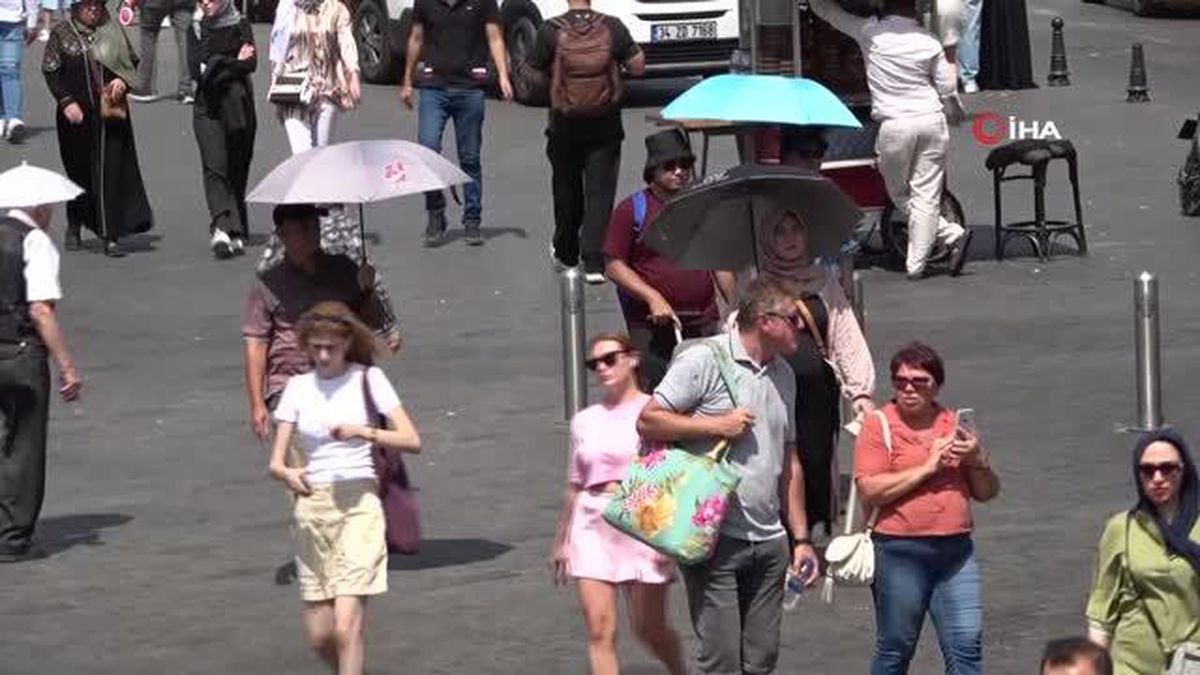 Taksim'e gelenlerin sıcak havayla imtihanı: Termometreler 40 dereceyi gösterdi