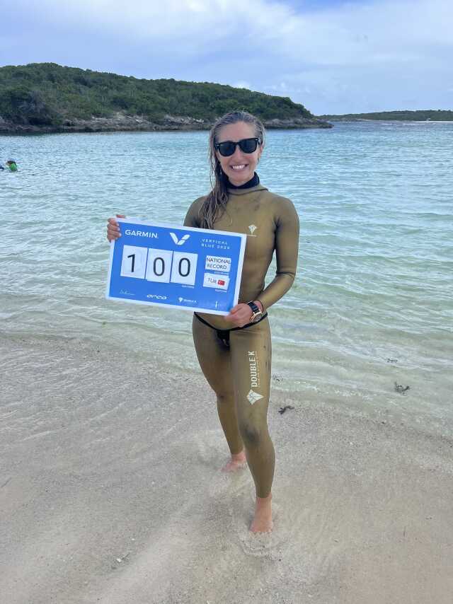 Türkiye, Şahika Ercümen'in rekorunu konuşuyor! Bakan Bak'tan başarılı sporcuya tebrik mesajı
